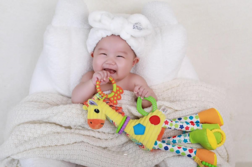 句容宝宝咬手指甲